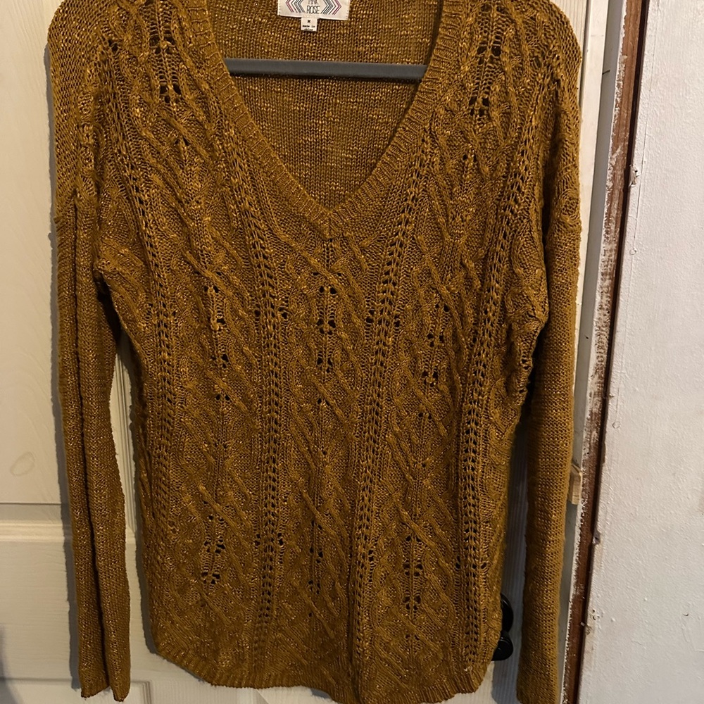 EUC Gold Pink Rose Cable knit Sweater